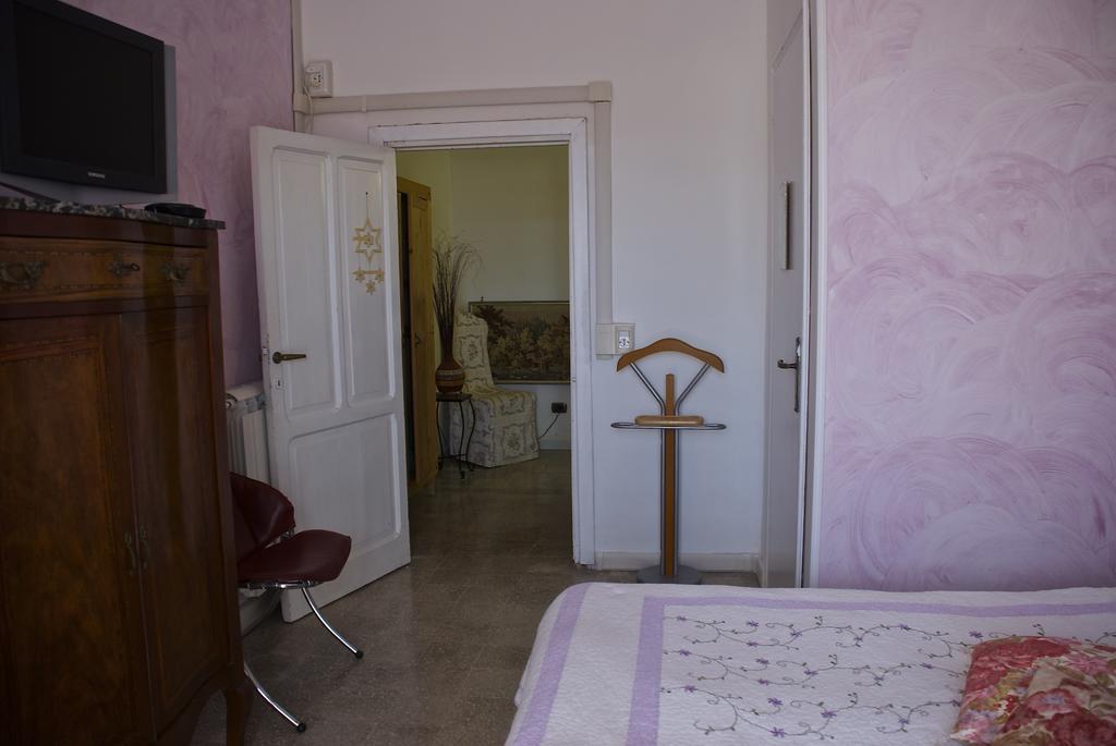 B&B Mery Lho Aprilia Rum bild