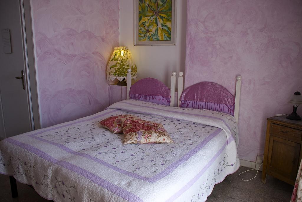 B&B Mery Lho Aprilia Rum bild