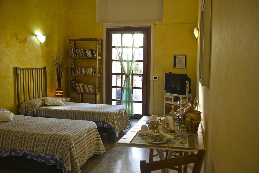B&B Mery Lho Aprilia Rum bild